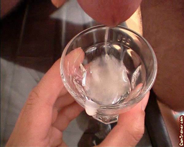 Une salope boit du sperme dans un verre à alcool
 #68411175