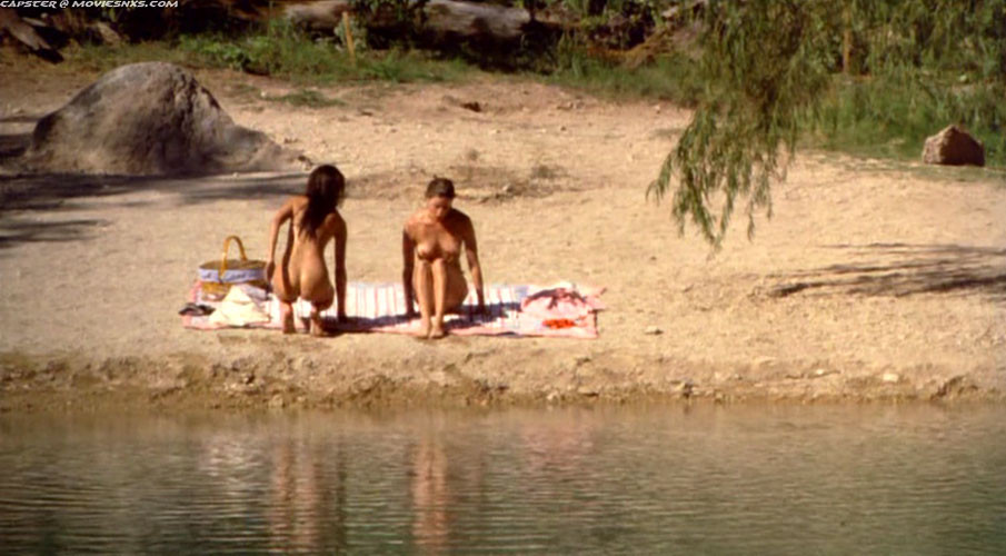 ジェニファー・コネリー、ビーチで巨乳とお尻を晒すヌード映画のキャップ
 #75383937