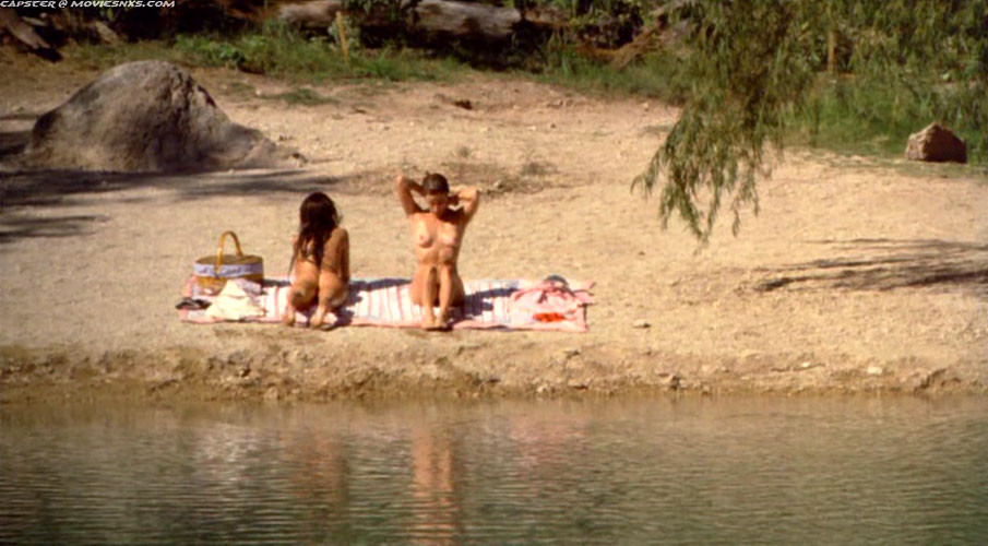 Jennifer connelly exposant ses gros seins et son cul sur la plage dans des photos de films nus
 #75383953