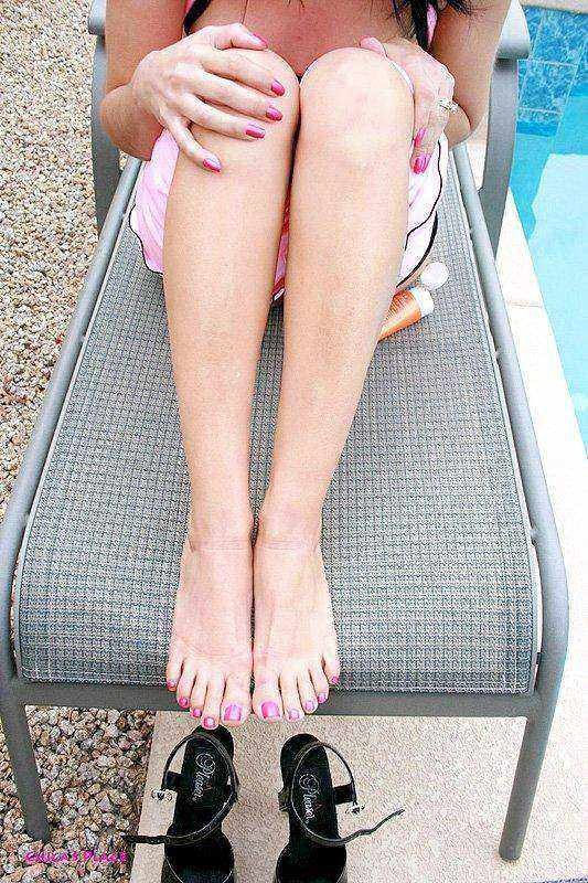 Una latina cachonda se burla de un leñador
 #78000258