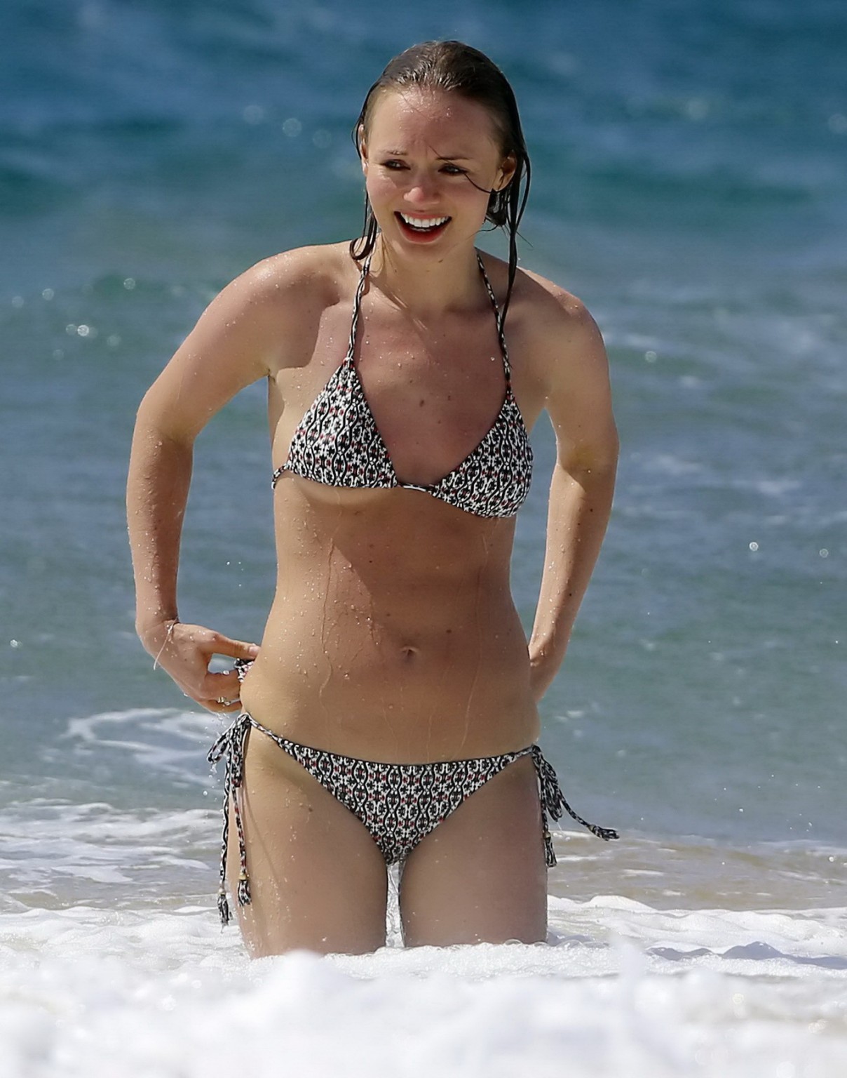 Laura haddock montrant ses fesses et ses seins en bikini à la plage à hawaii
 #75193736