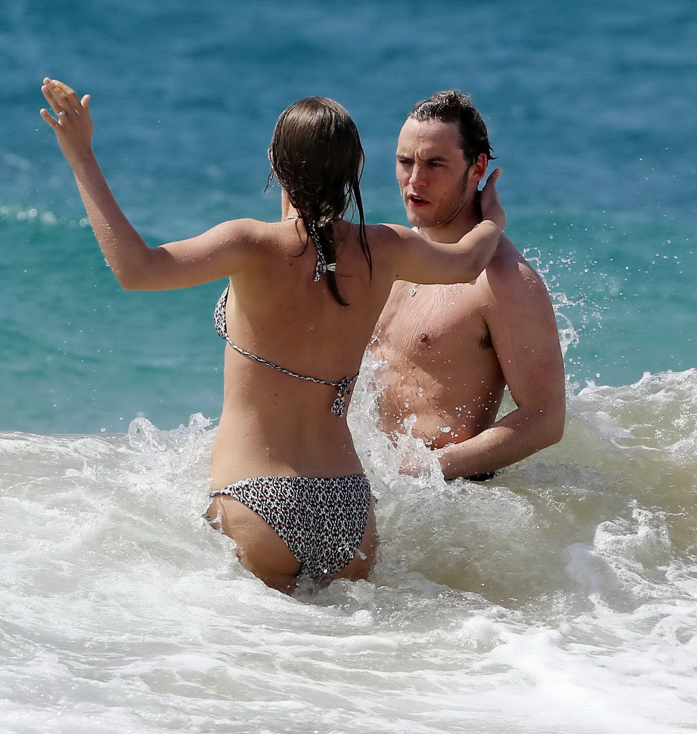 Laura haddock montrant ses fesses et ses seins en bikini à la plage à hawaii
 #75193754