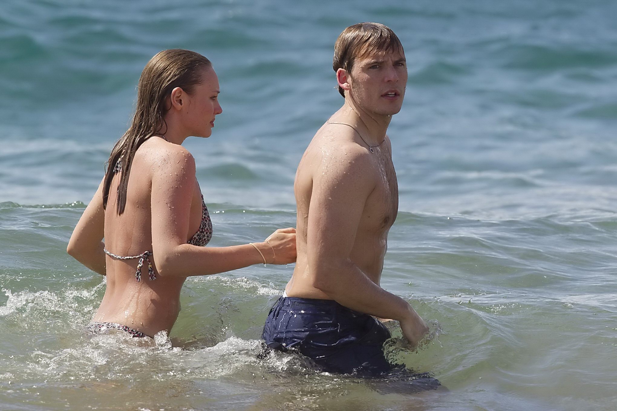 Laura haddock montrant ses fesses et ses seins en bikini à la plage à hawaii
 #75193762