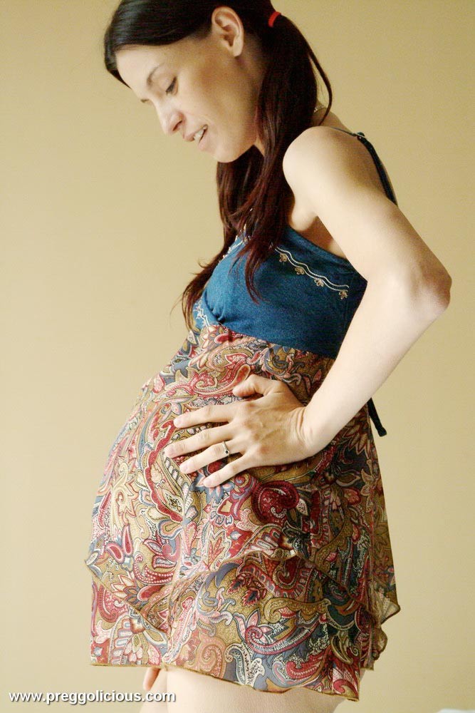 Schöne schwangere Brünette zieht sich aus und posiert im Doggy Style
 #74897904