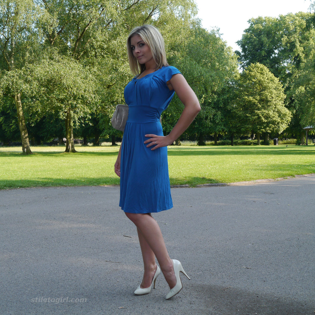 Wunderschöne Naomi hebt ihr sexy Sommerkleid auf und enthüllt ihren Ständer
 #72507030