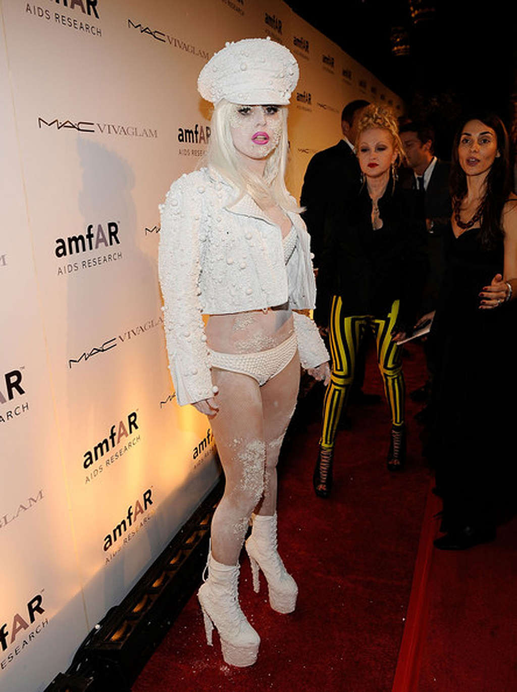 Lady gaga en robe transparente sans soutien-gorge et en pantalon chaud blanc
 #75360373