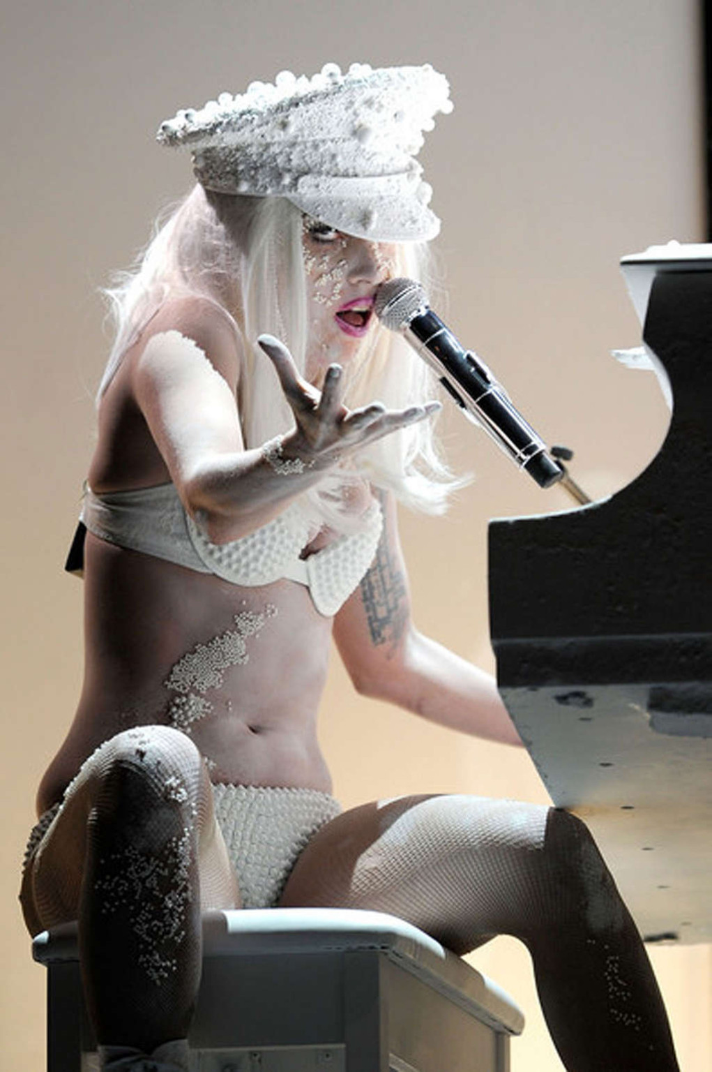 Lady Gaga in see thru Kleid ohne BH und in weißen Hot Pants
 #75360399