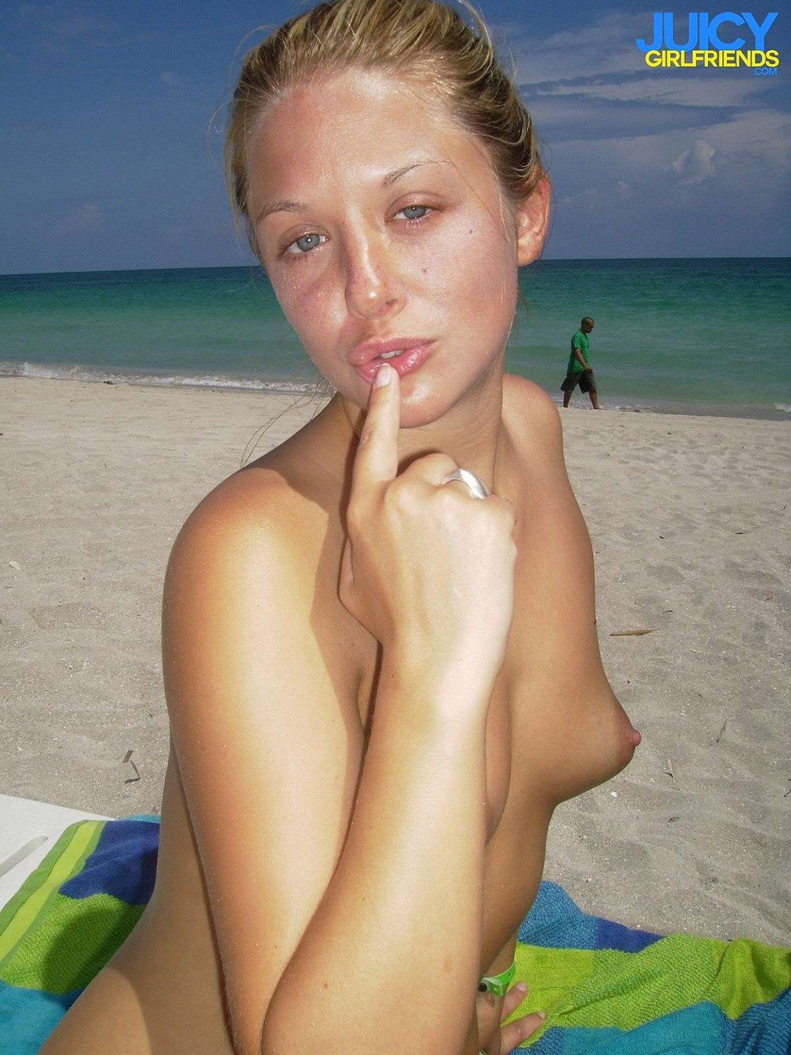 美しい若い女性がビーチで乳首を見せる
 #72235814