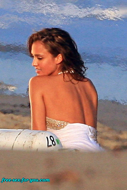 Jessica alba follando en el agua y enseñando las tetas en bikini transparente
 #75434525
