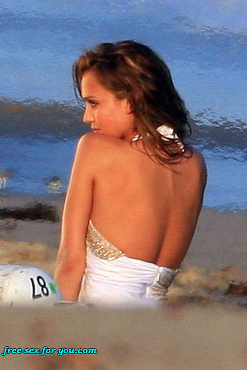 Jessica alba follando en el agua y enseñando las tetas en bikini transparente
 #75434534
