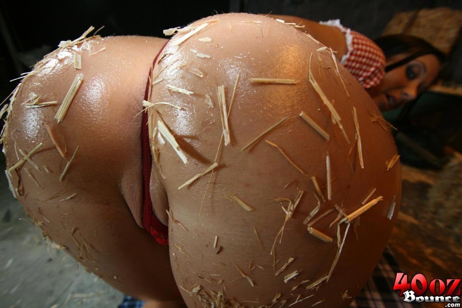 Dos chicas con botas compartiendo polla
 #70515573