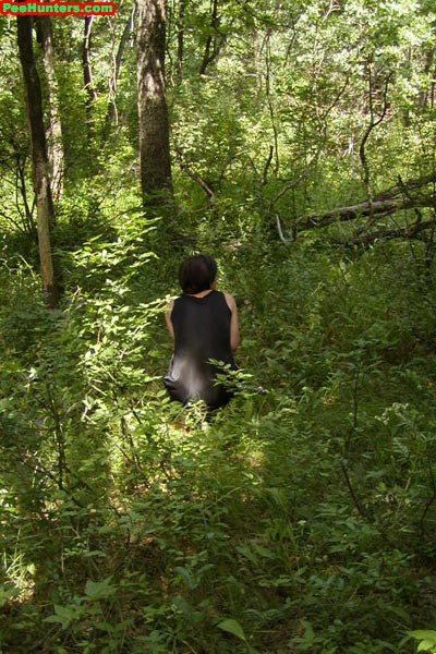 Spionagekamera fotografiert pinkelndes Mädchen im Wald
 #78617167