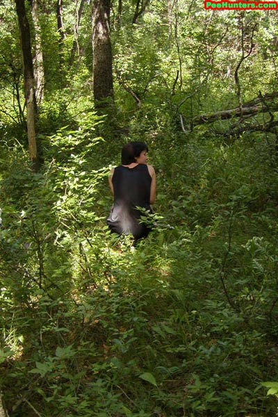 Spionagekamera fotografiert pinkelndes Mädchen im Wald
 #78617171