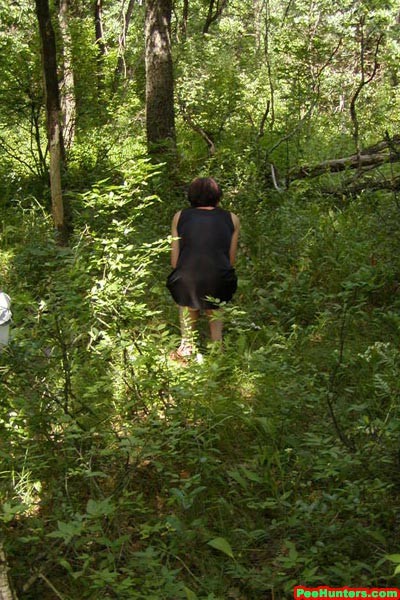 Spionagekamera fotografiert pinkelndes Mädchen im Wald
 #78617183