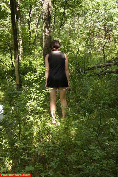 Spionagekamera fotografiert pinkelndes Mädchen im Wald
 #78617202