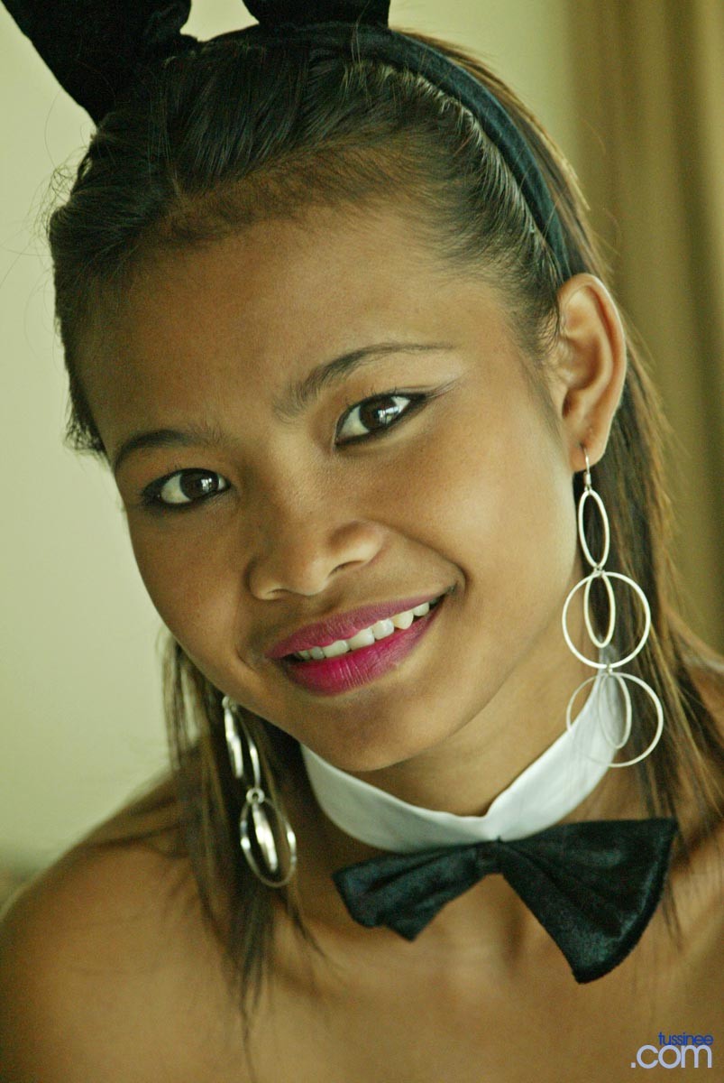 Tussinee haciendo su mejor imitación de conejito de playboy y mirando caliente
 #67213422