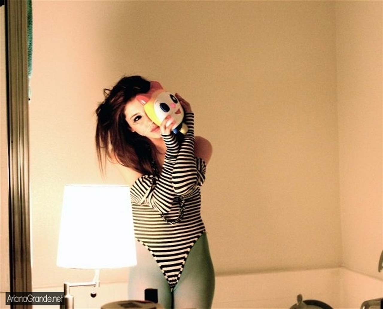 Ariana grande en pleine forme et sexy sur ses photos privées
 #75319127