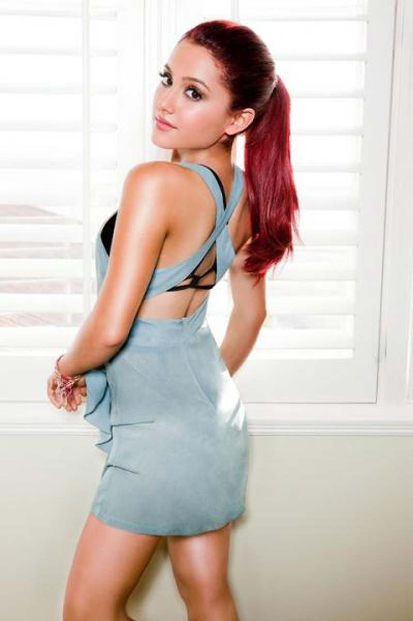 Ariana grande guardando cazzo caldo e sexy sulle sue foto private
 #75319138