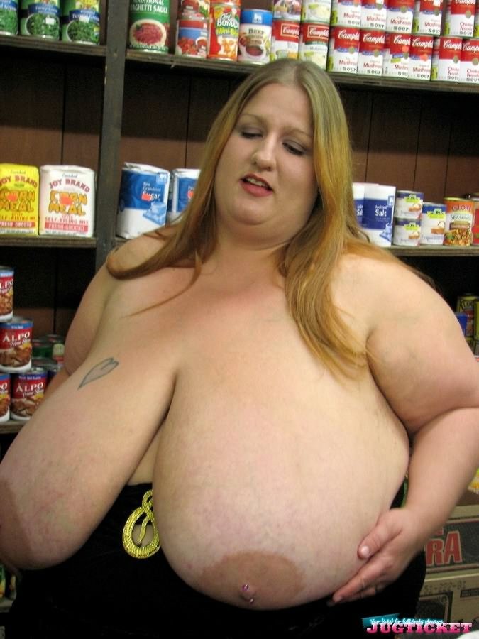 お店で巨乳を見せる太った素人ブロンド美女
 #67151239