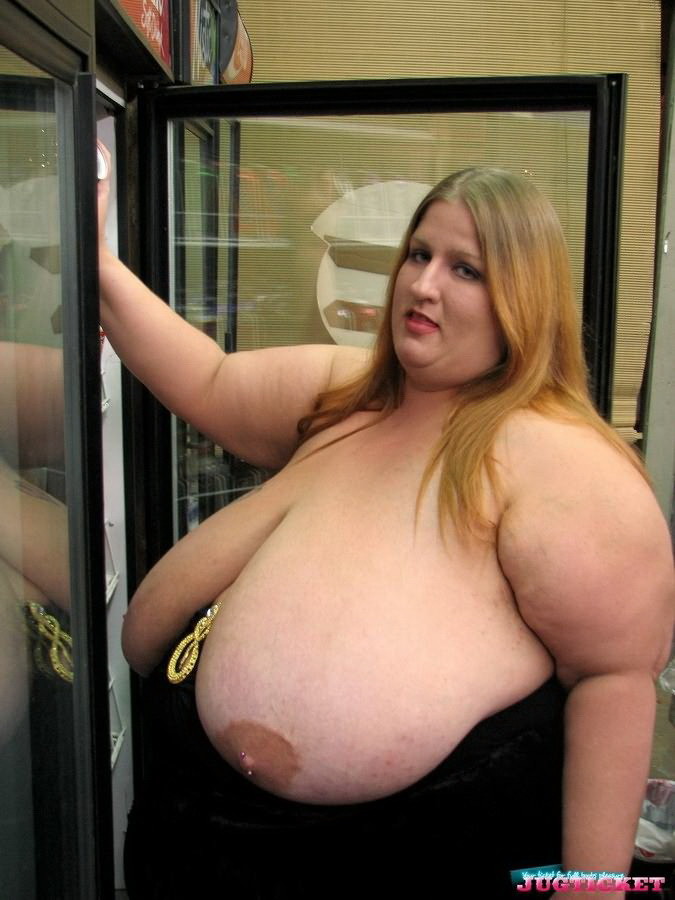 Rubia amateur gorda y tetona mostrando sus enormes tetas en la tienda
 #67151276