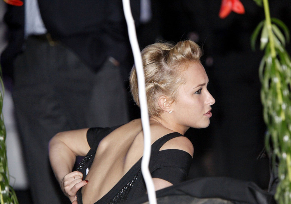 Hayden panettiere en bikini et embrassant un bébé
 #75333006