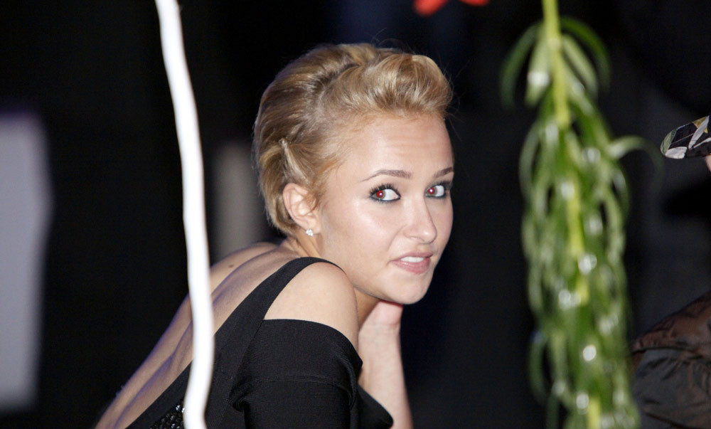 Hayden panettiere en bikini et embrassant un bébé
 #75333010