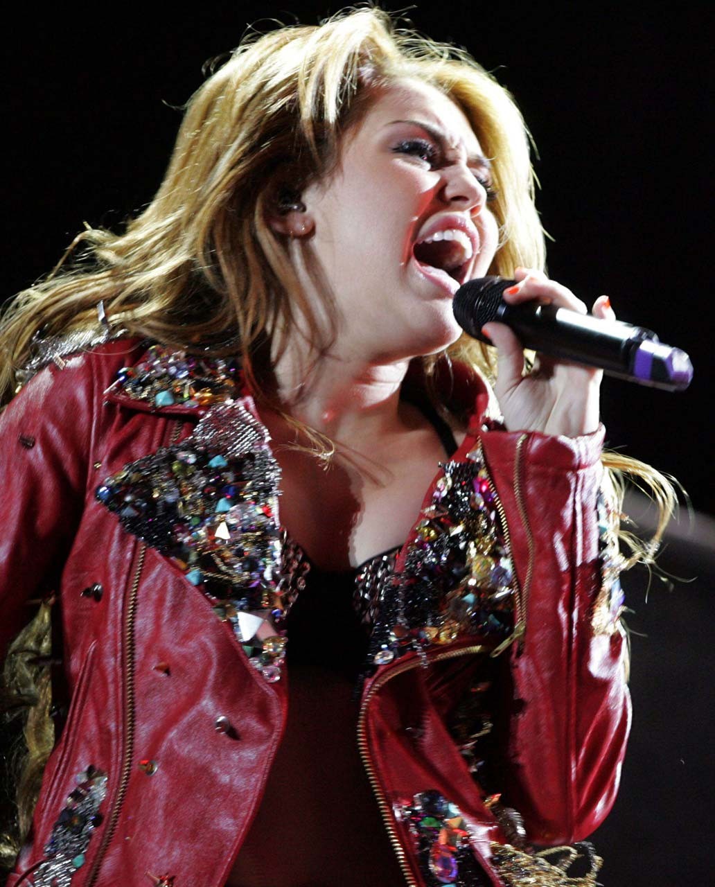 Miley Cyrus, die auf der Bühne auftritt und ihr riesiges Dekolleté entblößt 
 #75304959