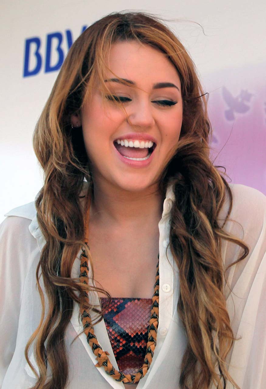 Miley Cyrusがステージでパフォーマンスをしているとき、彼女の巨大な胸の谷間を露出している 
 #75305017