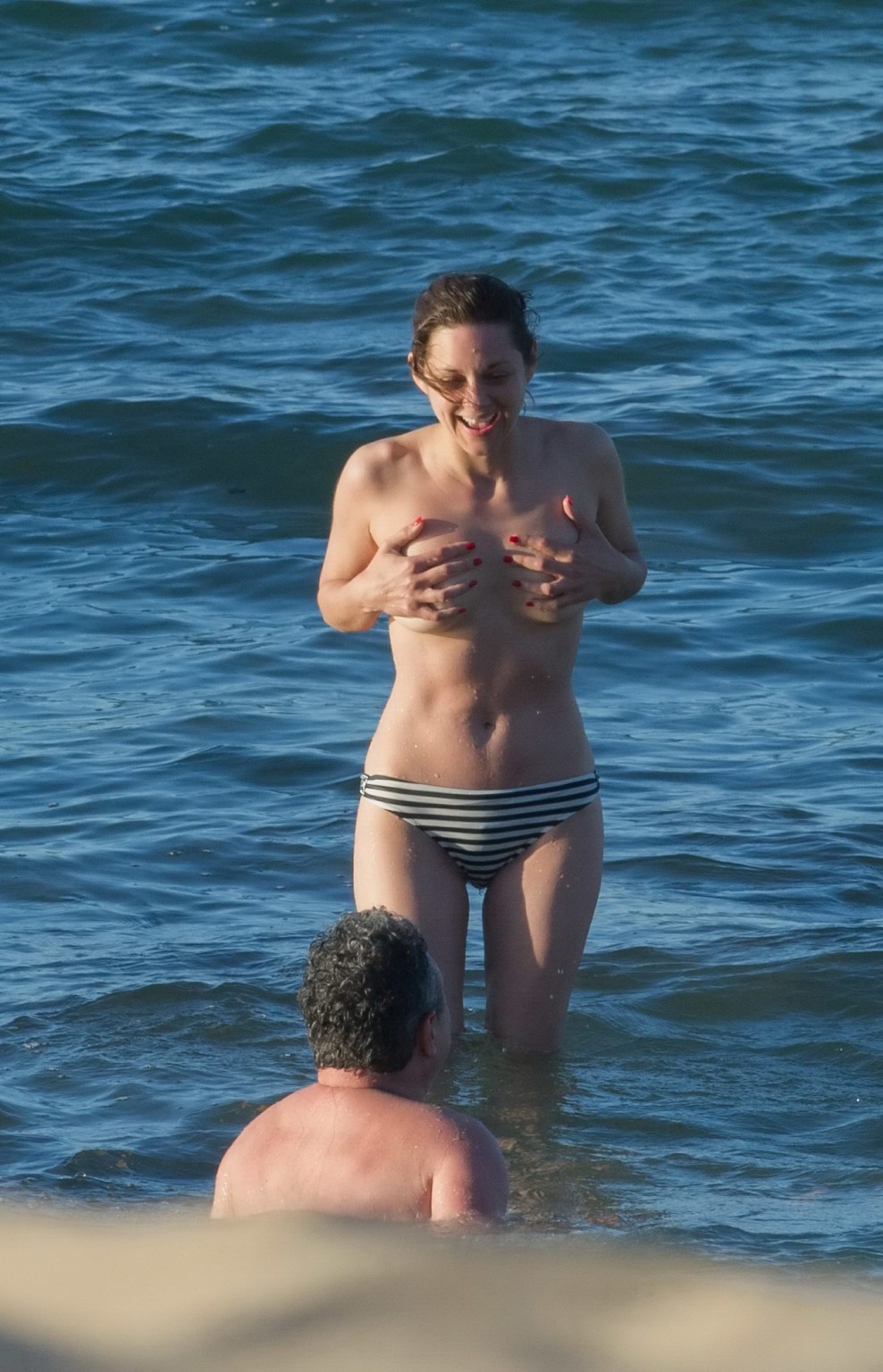 Marion cotillard se baignant seins nus à la plage
 #75141718