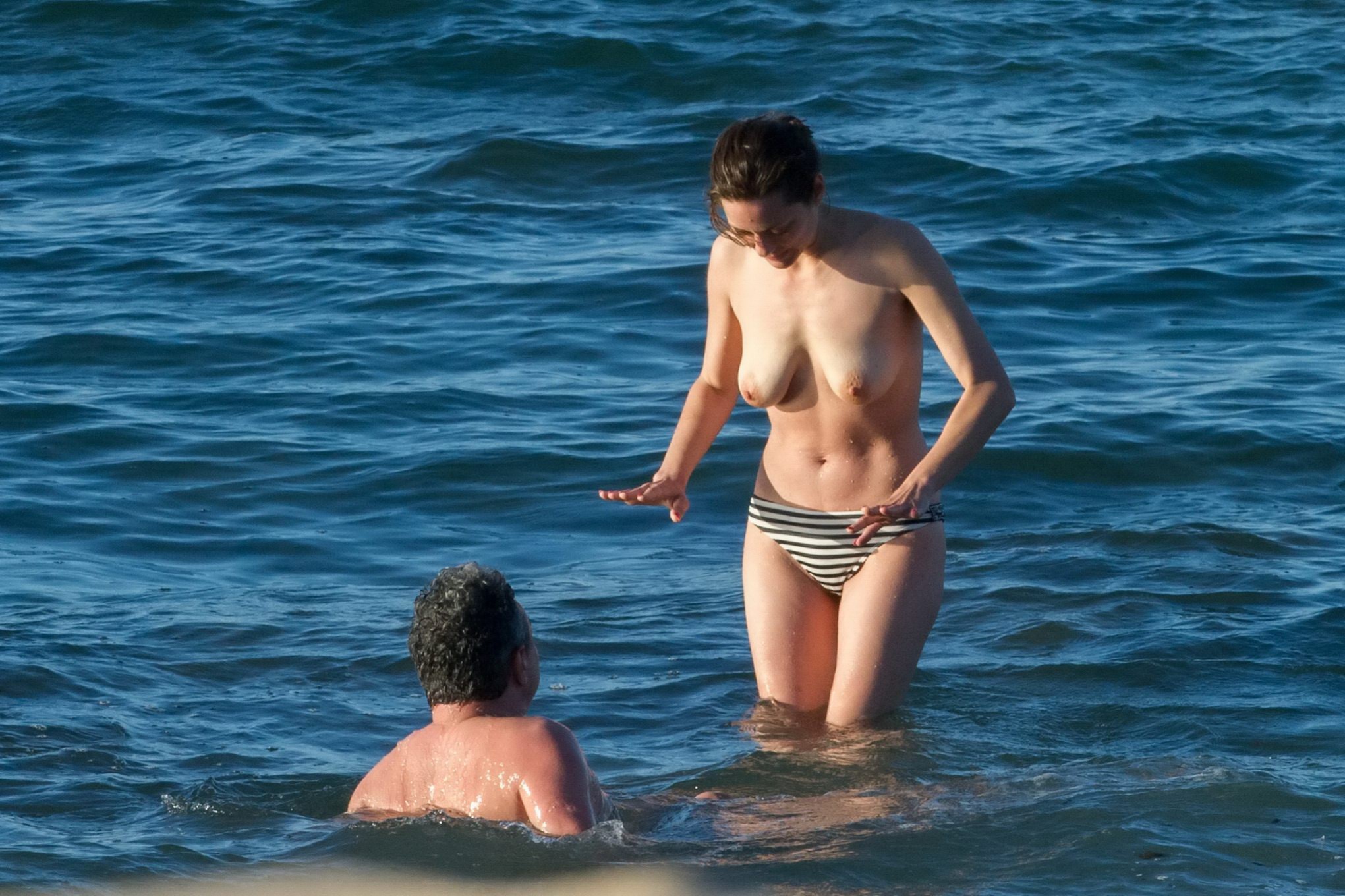 Marion cotillard se baignant seins nus à la plage
 #75141737