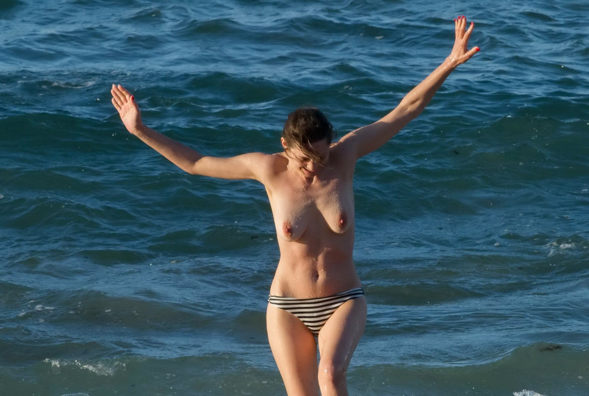 Marion cotillard se baignant seins nus à la plage
 #75141742