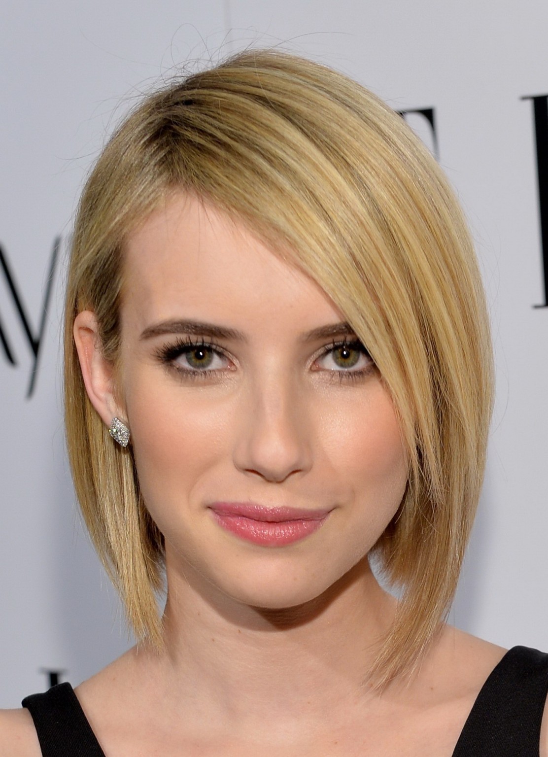 Emma Roberts spitz zulaufend und langbeinig in einem knappen Top und kurzen Rock bei Elle's Women in
 #75206301