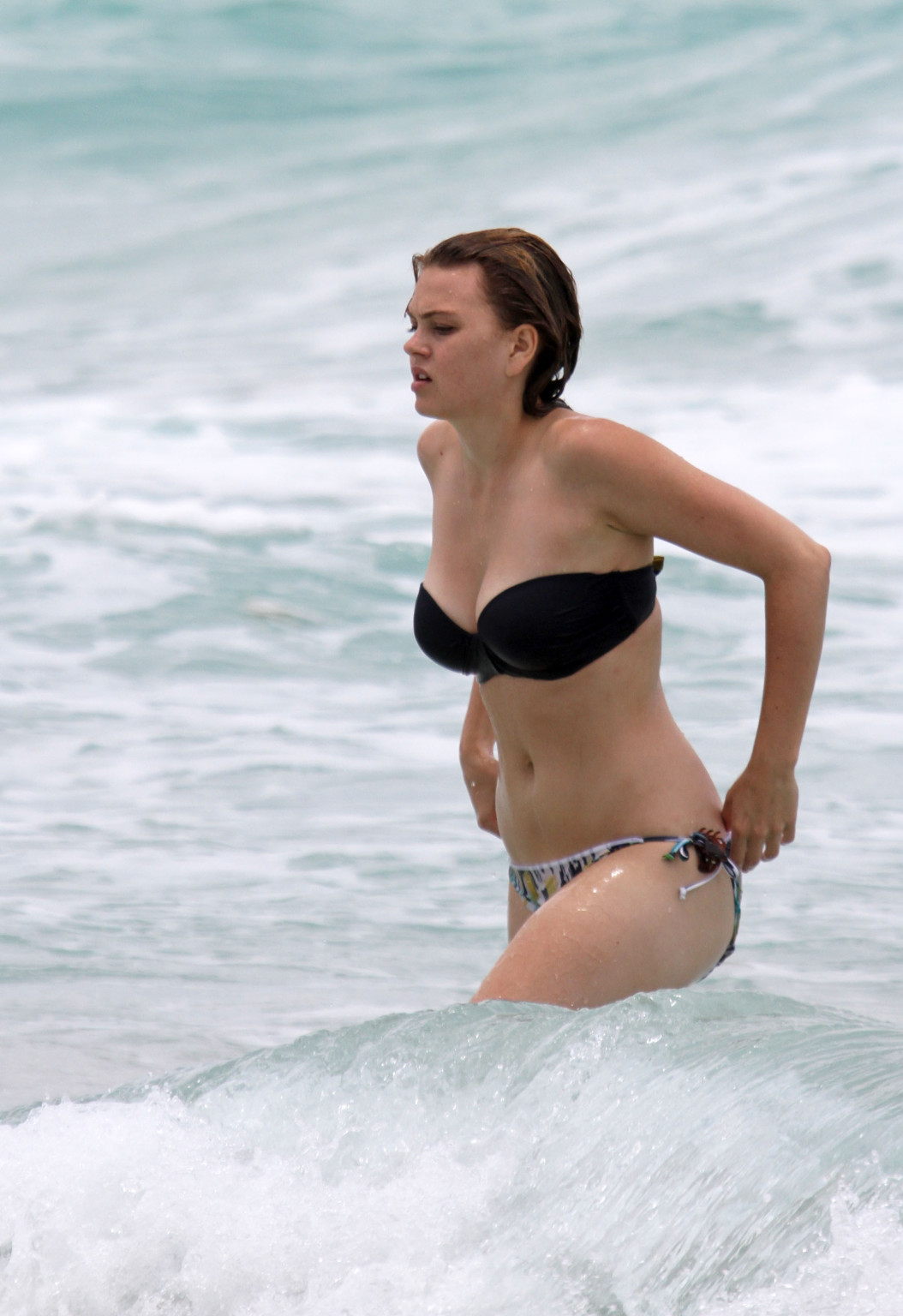 Aimee teegarden en buste portant un bikini sans bretelles sur la plage de miami
 #75300341
