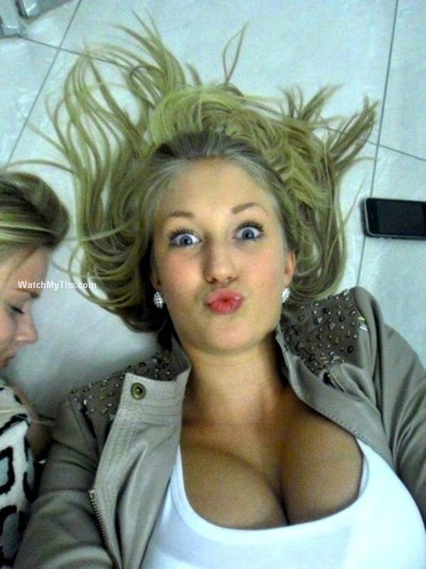 Jóvenes tetonas en fotos de autofoto
 #67435090