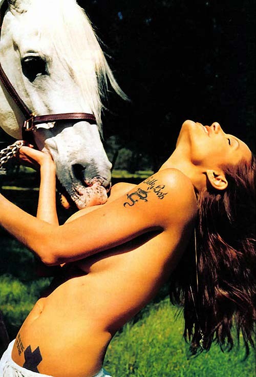 Angelina Jolie entblößt ihren nackten Körper und fickt sehr hart
 #75275782