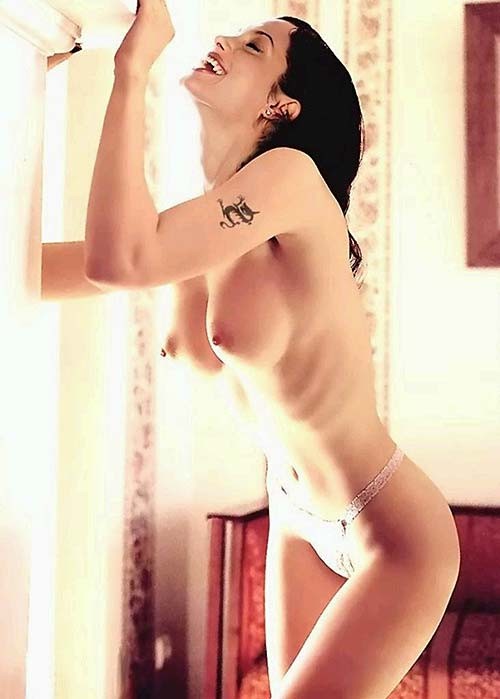 Angelina Jolie entblößt ihren nackten Körper und fickt sehr hart
 #75275798