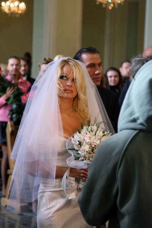 Pamela Anderson che mostra la sua bella figa senza peli
 #75412672
