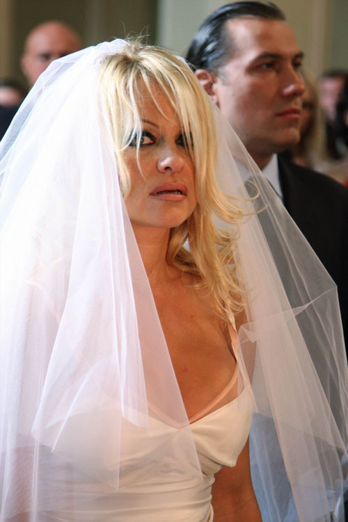 Pamela Anderson che mostra la sua bella figa senza peli
 #75412680