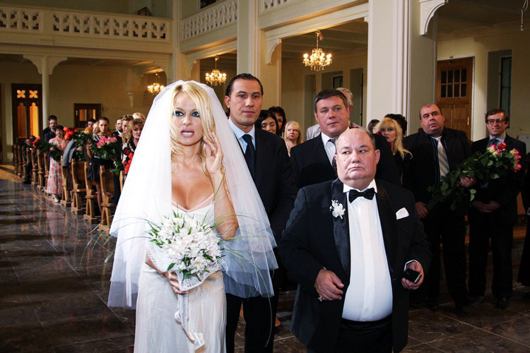 Pamela Anderson che mostra la sua bella figa senza peli
 #75412705