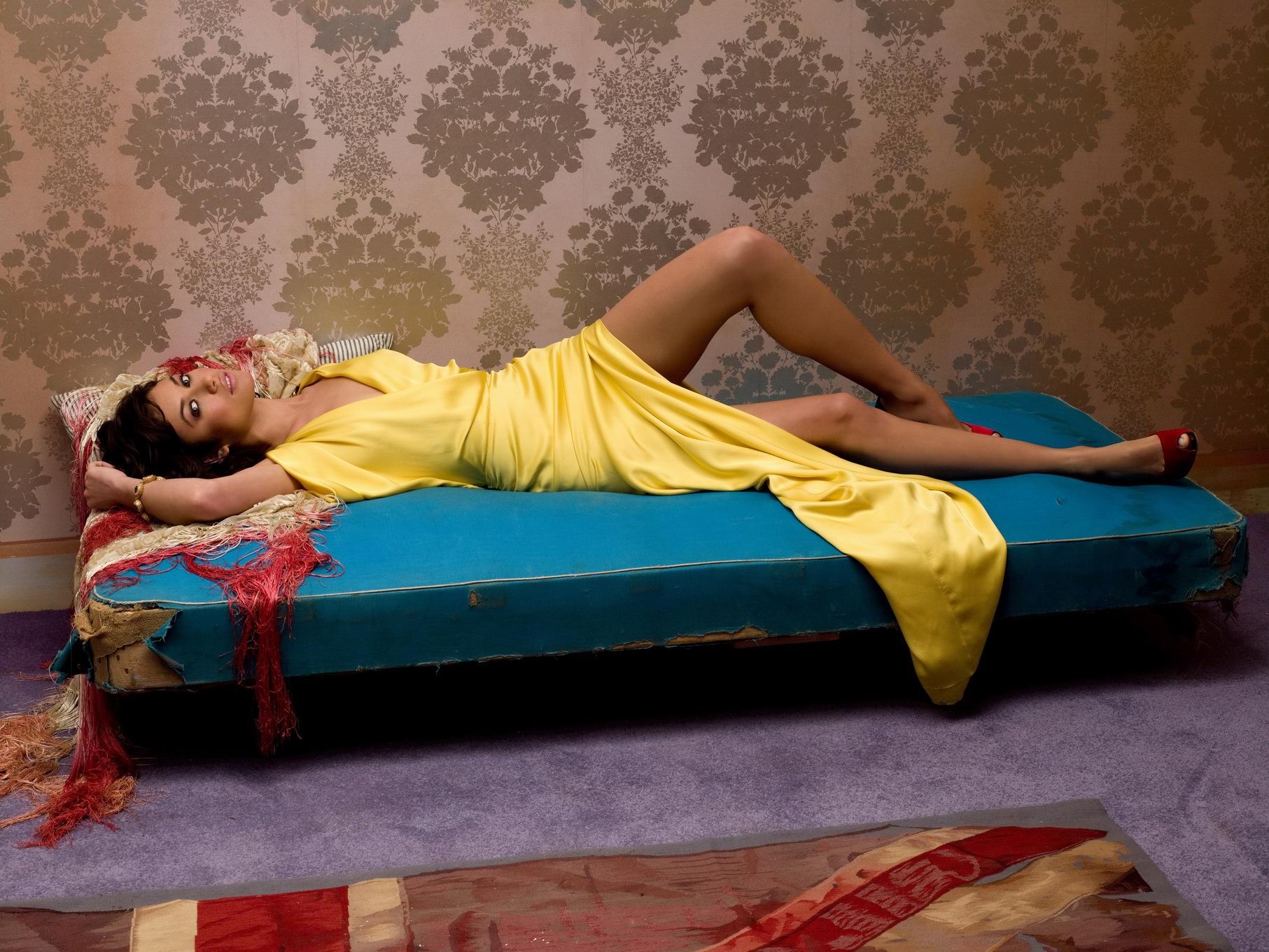 Olga kurylenko con piernas en una sesión de fotos muy sexy de lorenzo agius
 #75275617