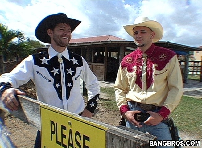 Ein Paar geile Cowgirls teilen sich einen dicken, schwanzvollen Cowboy
 #70465637