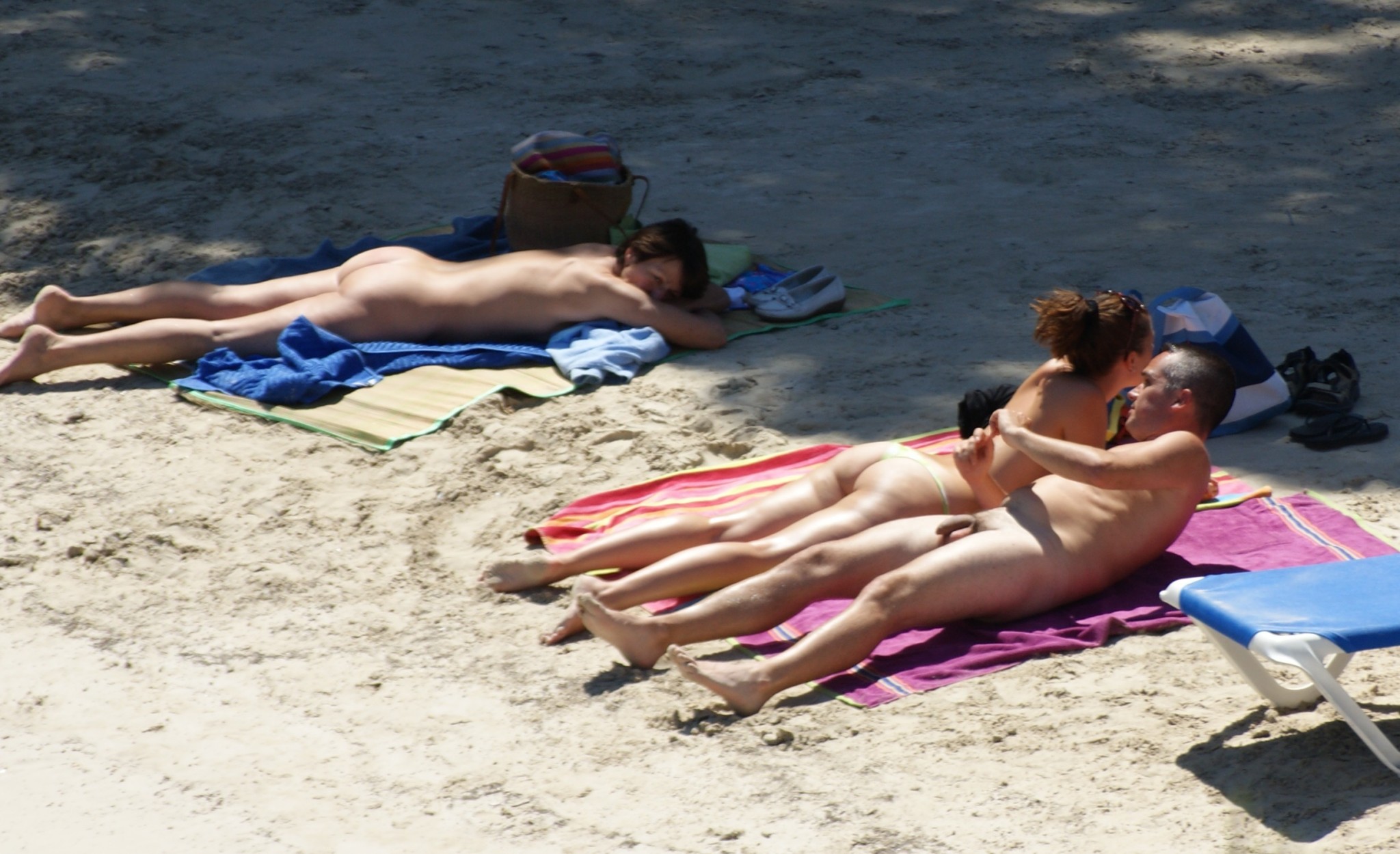 Ragazze nude bionde e brune che si abbronzano all'aperto
 #72242785
