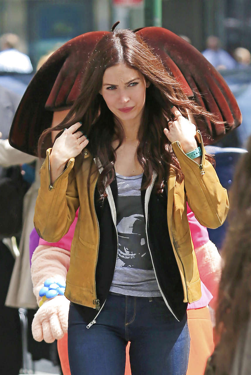 Megan fox mostrando su cara y un buen trasero en jeans
 #75230853