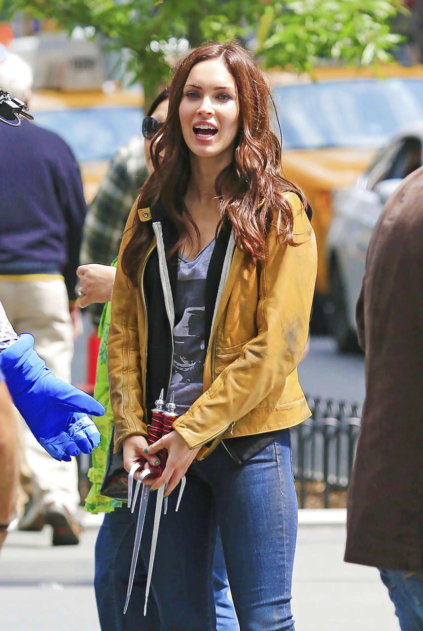 Megan fox mostrando su cara y un buen trasero en jeans
 #75230869