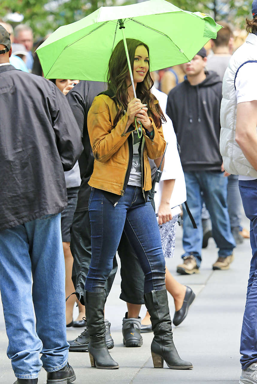 Megan fox mostrando su cara y un buen trasero en jeans
 #75230892