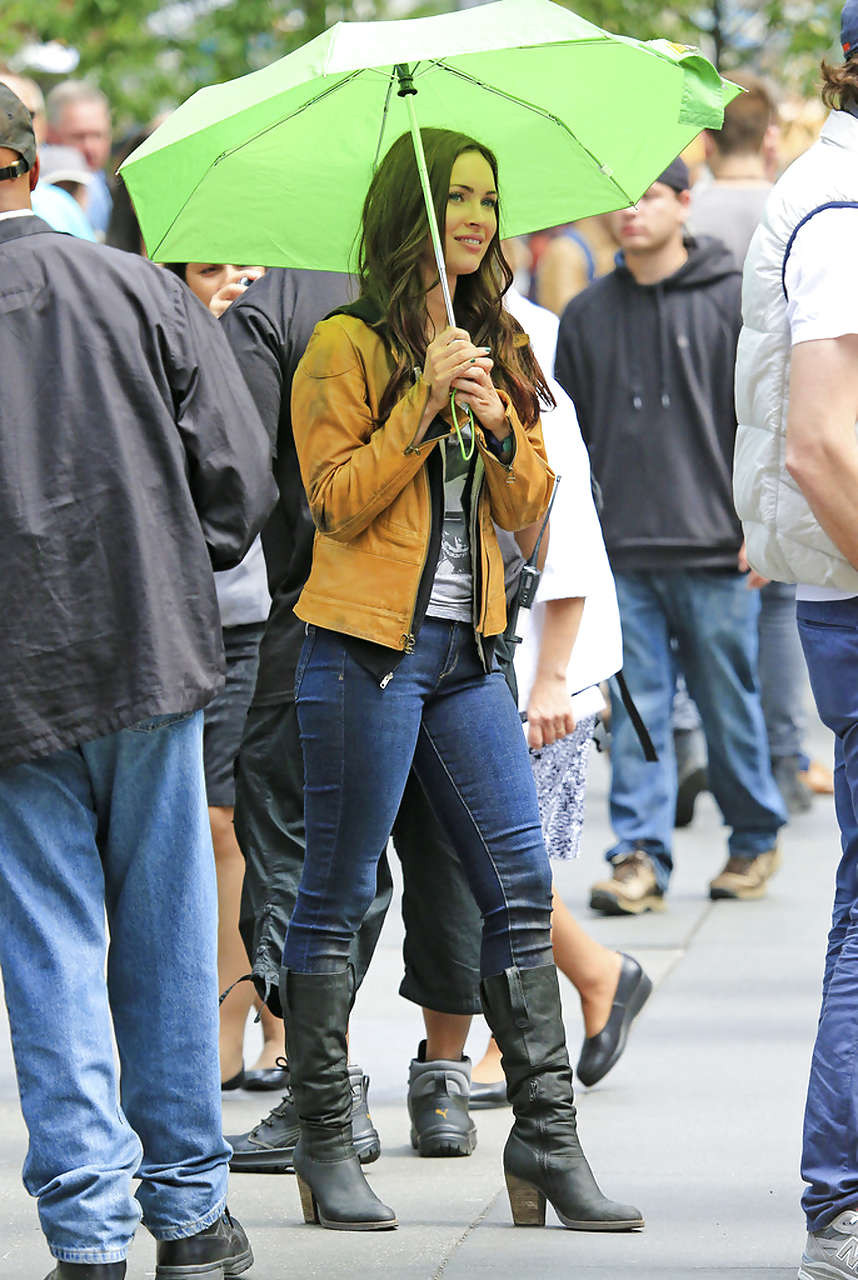 Megan fox zeigt ihr Gesicht und einen schönen Hintern in Jeans
 #75230892