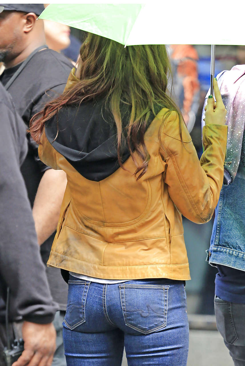 Megan Fox showing her face and a nice butt in jeans #75230901