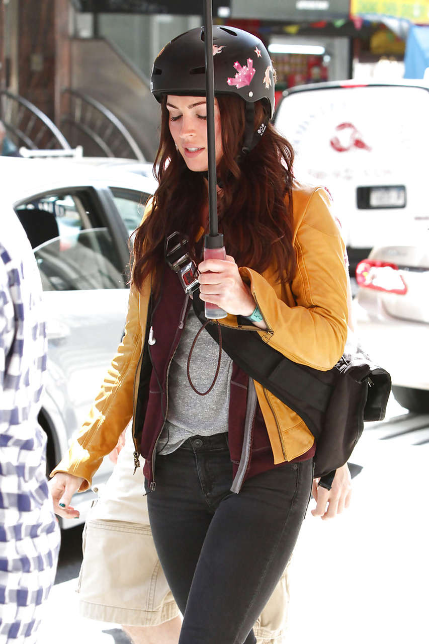 Megan fox mostrando su cara y un buen trasero en jeans
 #75230948