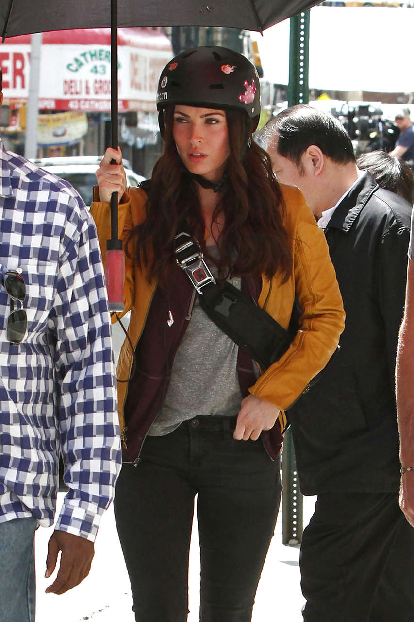 Megan fox mostrando su cara y un buen trasero en jeans
 #75230956