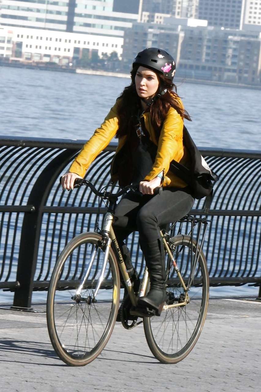 Megan fox zeigt ihr Gesicht und einen schönen Hintern in Jeans
 #75230963